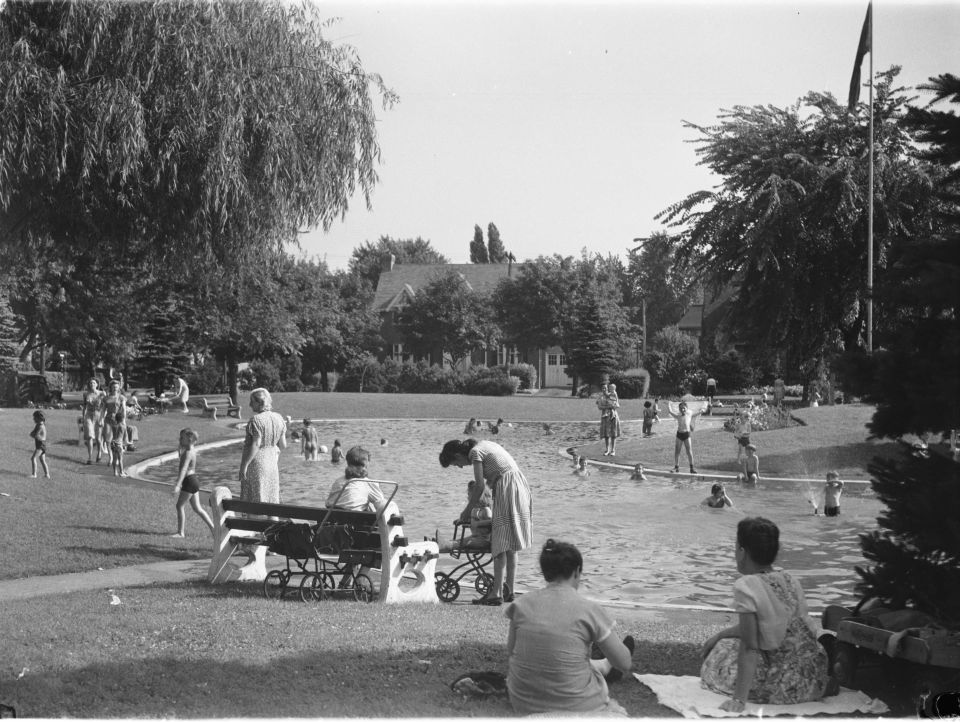 La pataugeoire du parc Hampstead dans les années 1940, photographiée par Conrad Poirier