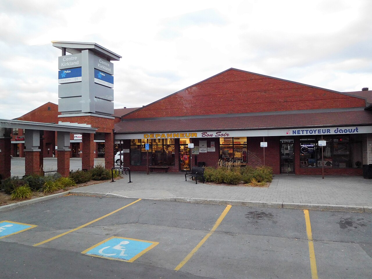 Le Centre Kirkland, centre commercial de proximité sur le boulevard Saint-Charles