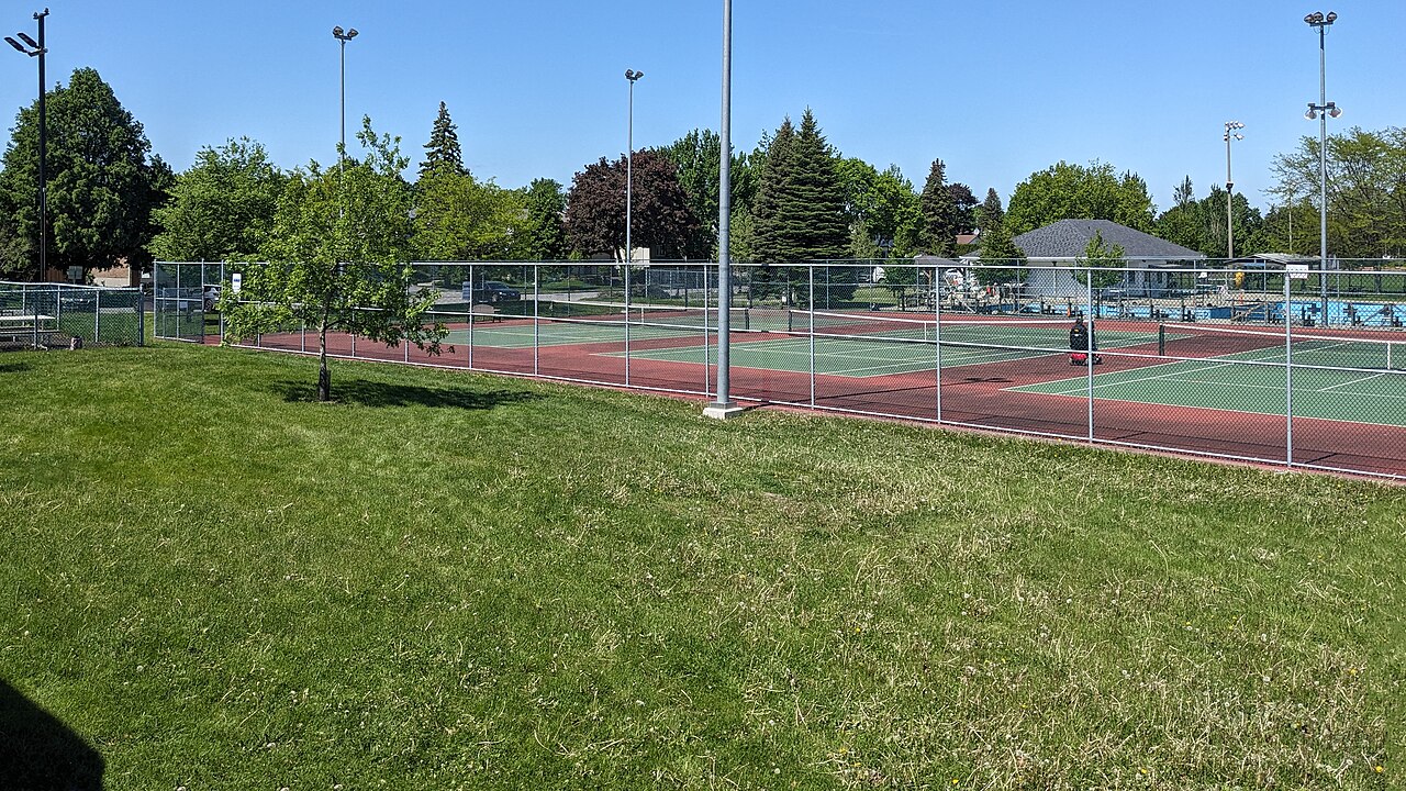 Courts de tennis du parc Ecclestone, avec la piscine extérieure municipale en arrière-plan