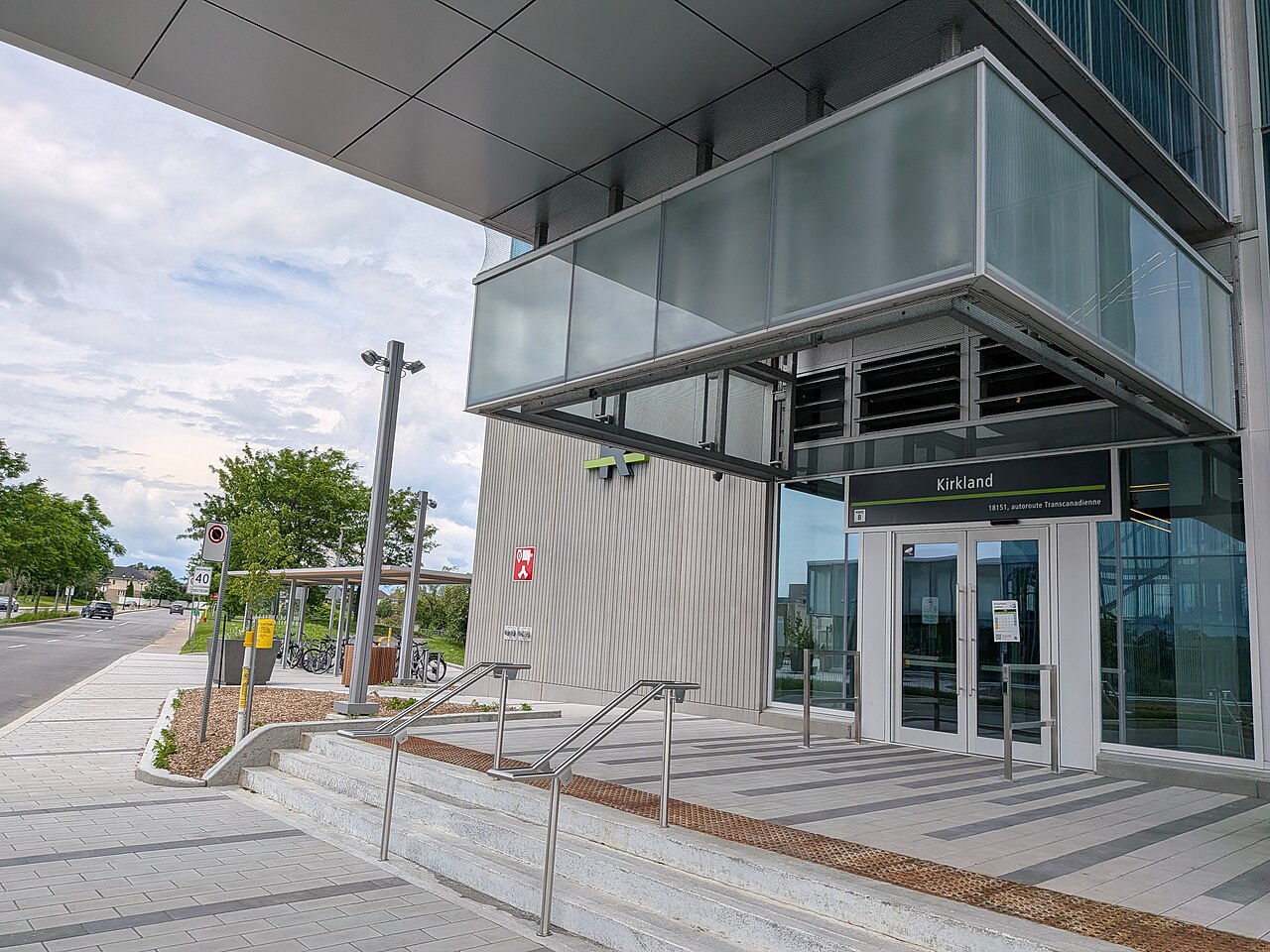 L'entrée est de la station REM Kirkland et sa signalisation