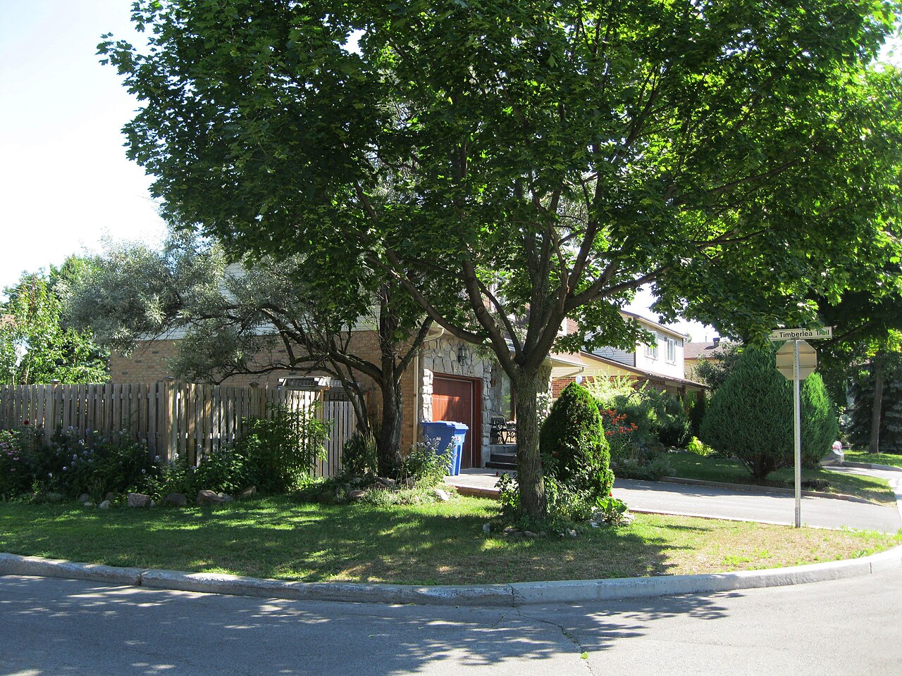 Maison unifamiliale des années 1960-1970 sous les arbres matures, angle Timberlea Trail et rue Silverpine