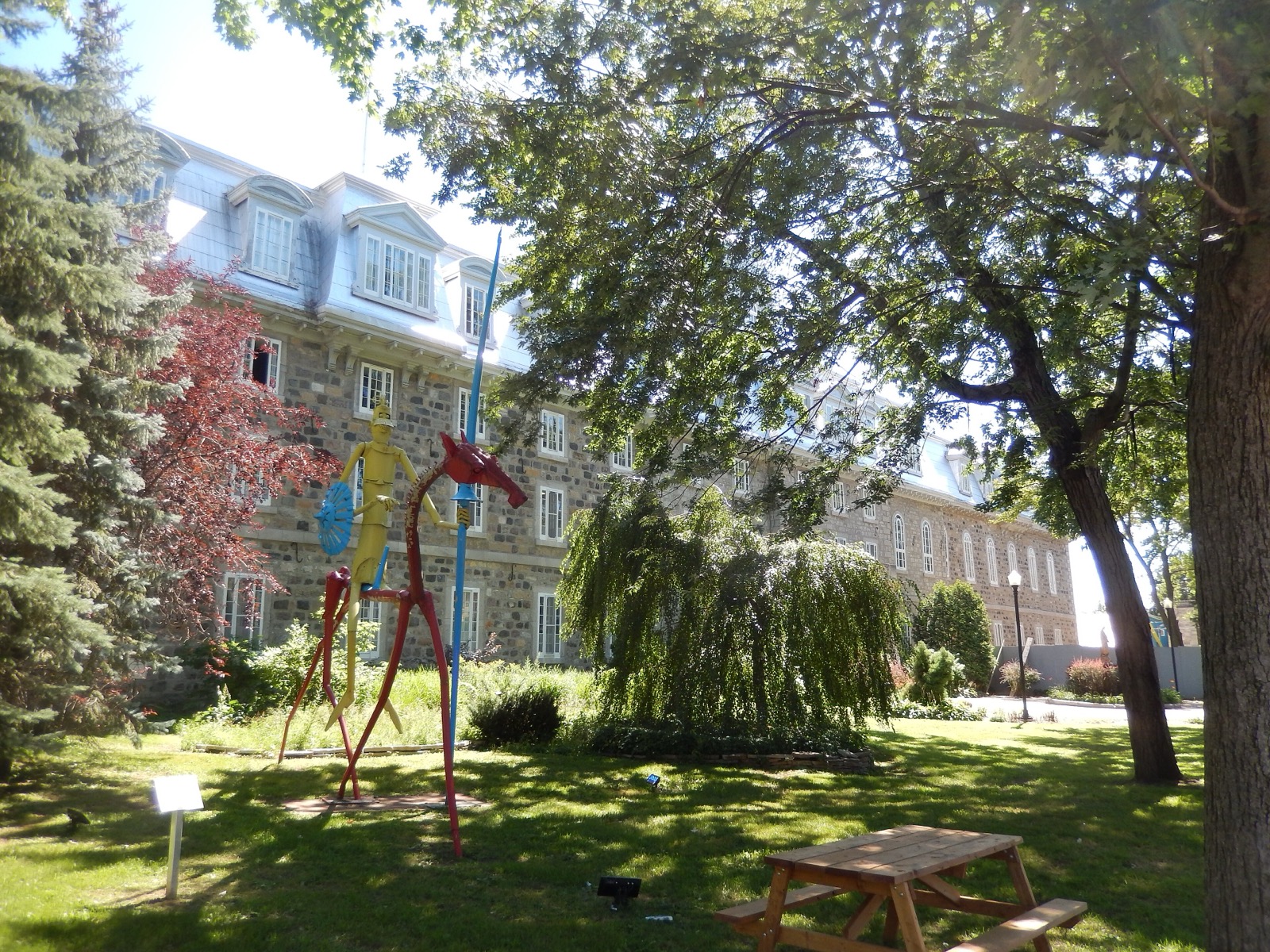 Les bâtiments de pierre du site patrimonial du Collège-de-L'Assomption, boulevard de l'Ange-Gardien