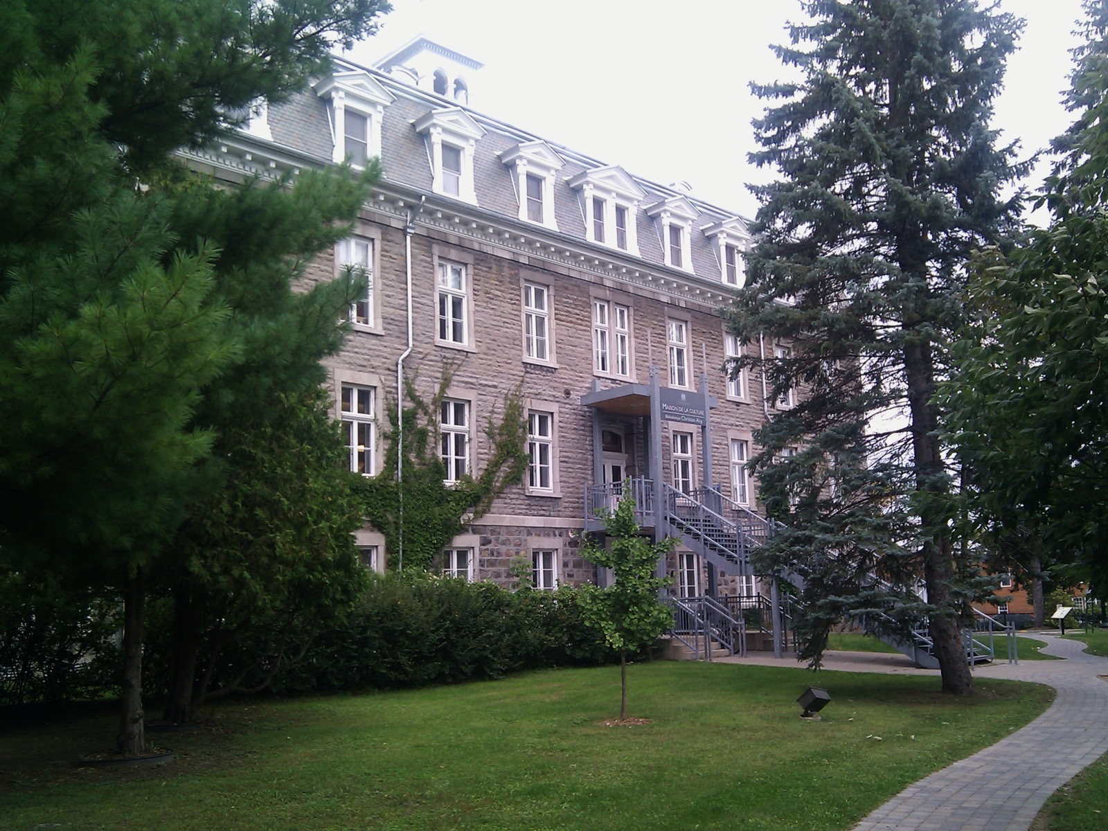La Maison de la Culture de L'Assomption, ancien couvent de 1889, rue Saint-Pierre