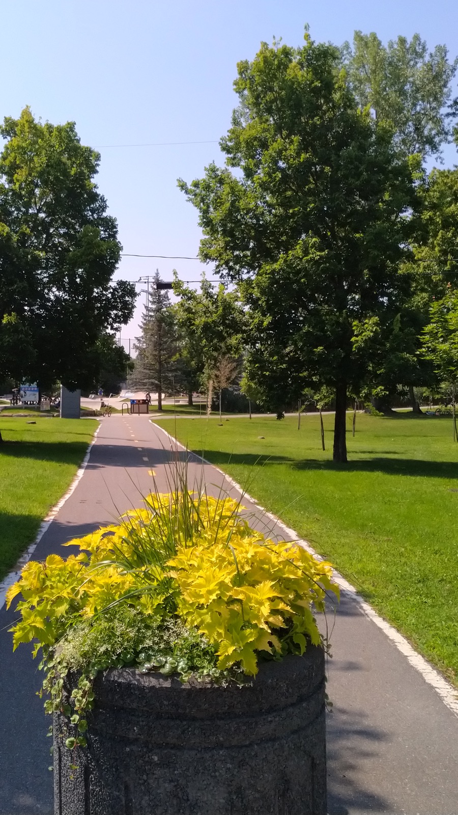 L'entrée du parc des Moissons et sa piste cyclable, boulevard Pierre-LeSueur à L'Assomption