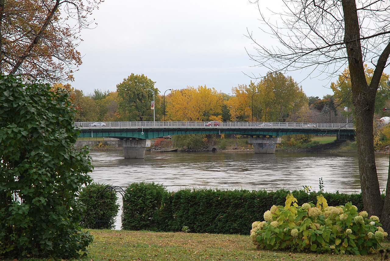 Le pont Jacques-Bizard au-dessus de la rivière des Prairies, aux couleurs d'automne
