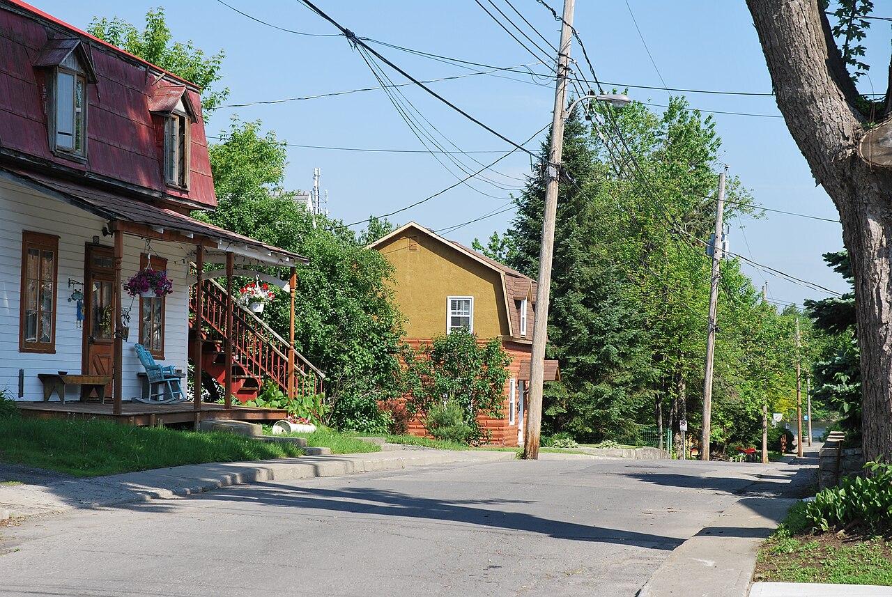 Maisons anciennes du noyau villageois de Sainte-Geneviève, le long du boulevard Gouin