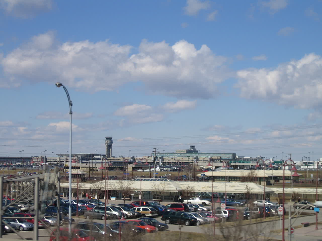L'aérogare et la tour de contrôle de l'aéroport Montréal-Trudeau, à Dorval