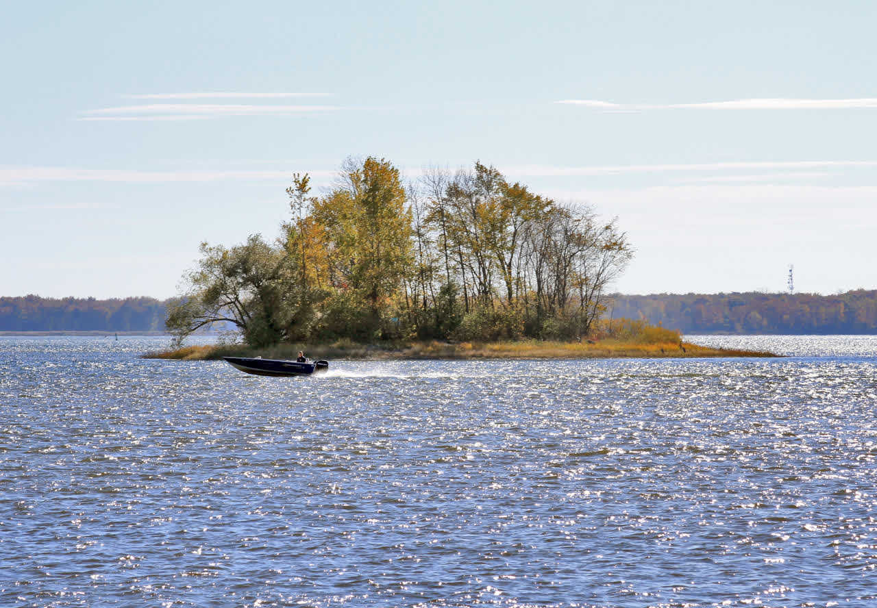 L'île Bushy, voisine de L'Île-Dorval, sur le lac Saint-Louis