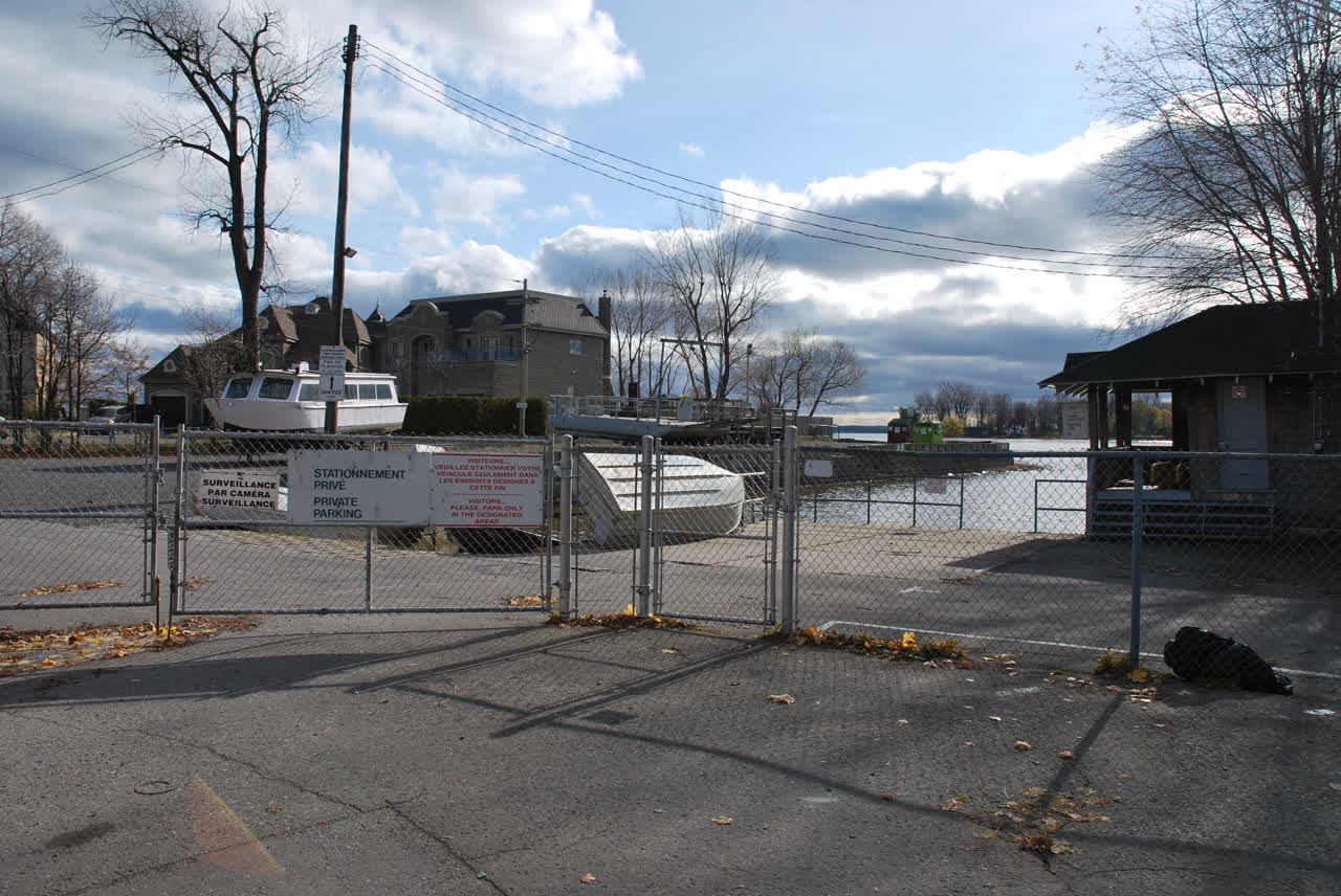 Le quai et le bateau du traversier de L'Île-Dorval, côté Dorval, à la fin de la saison