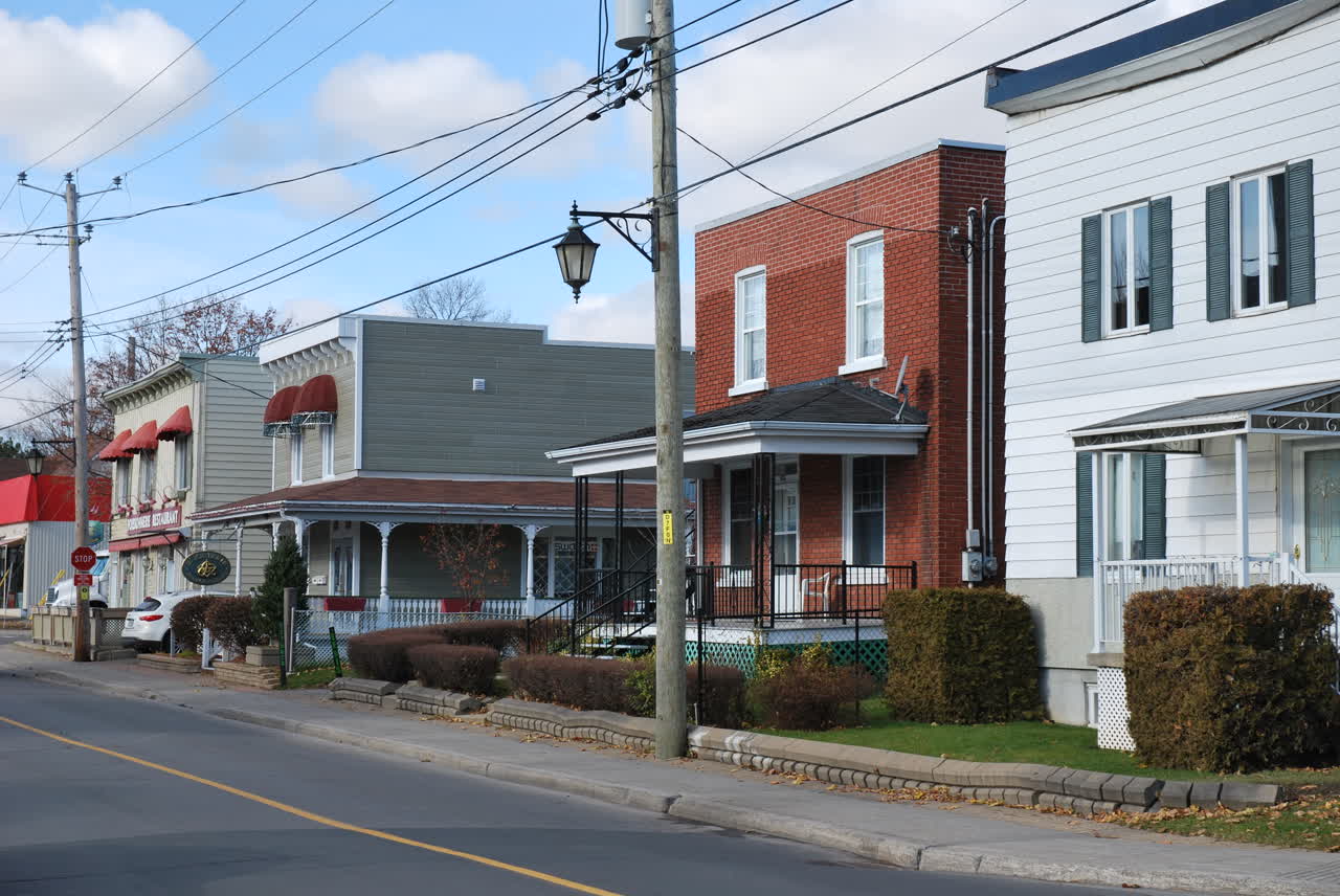 Commerces du noyau villageois de Dorval, chemin du Bord-du-Lac