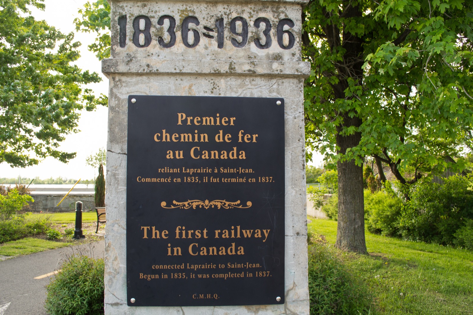 Monument commémorant le premier chemin de fer au Canada, inauguré en 1836 à La Prairie