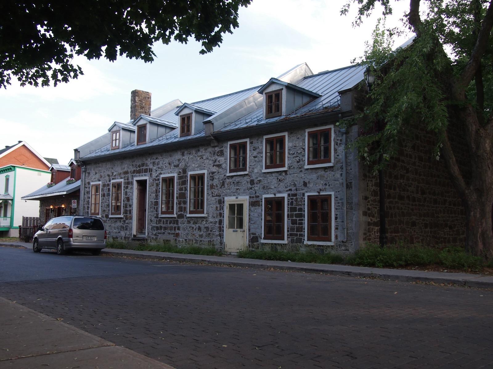 Maison de pierre le long du chemin de Saint-Jean, face à l'église de La Prairie
