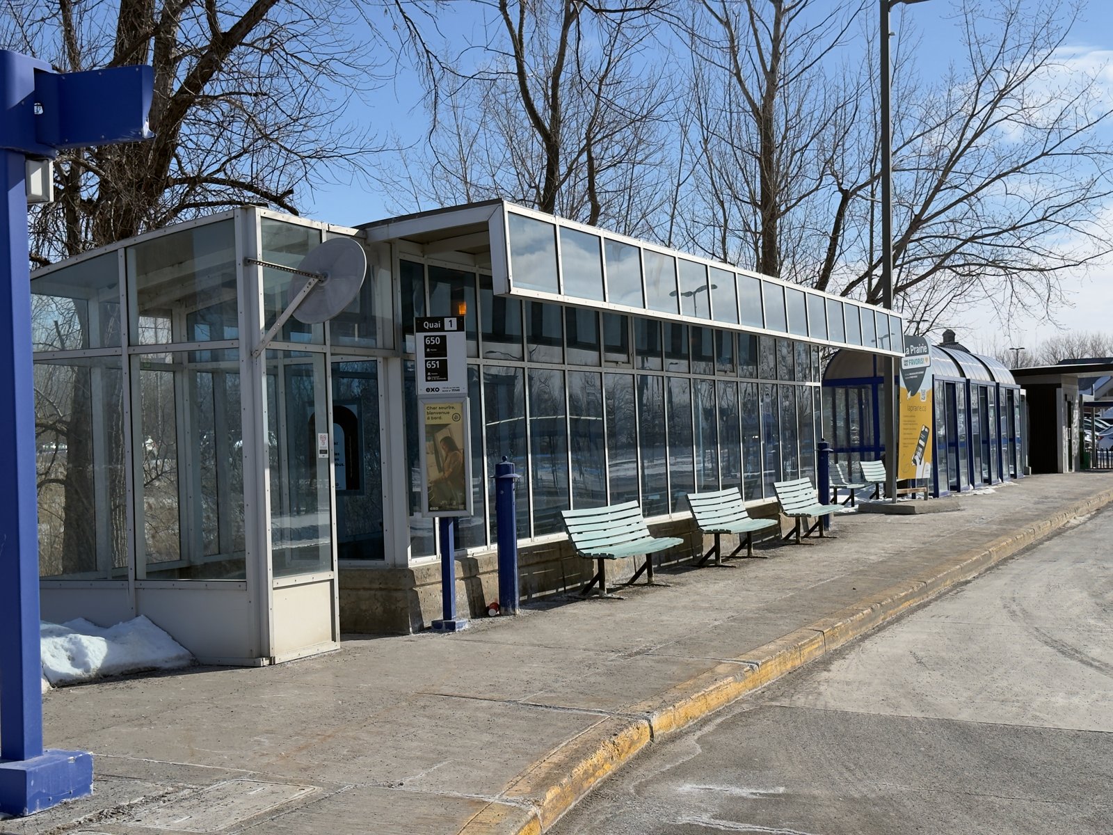 Quais et abribus vitrés du Terminus La Prairie, desservi par les autobus exo