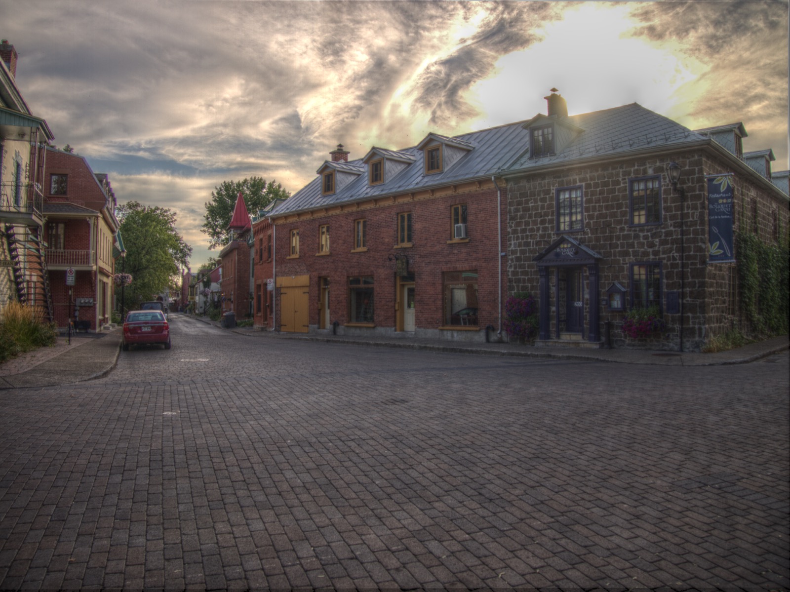 Rue pavée et maisons anciennes de la rue Sainte-Marie, dans le Vieux-La Prairie