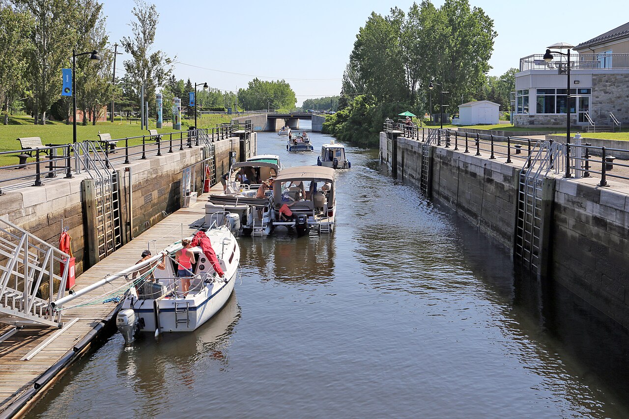 Bateaux de plaisance dans les écluses de Lachine, à l'entrée du canal