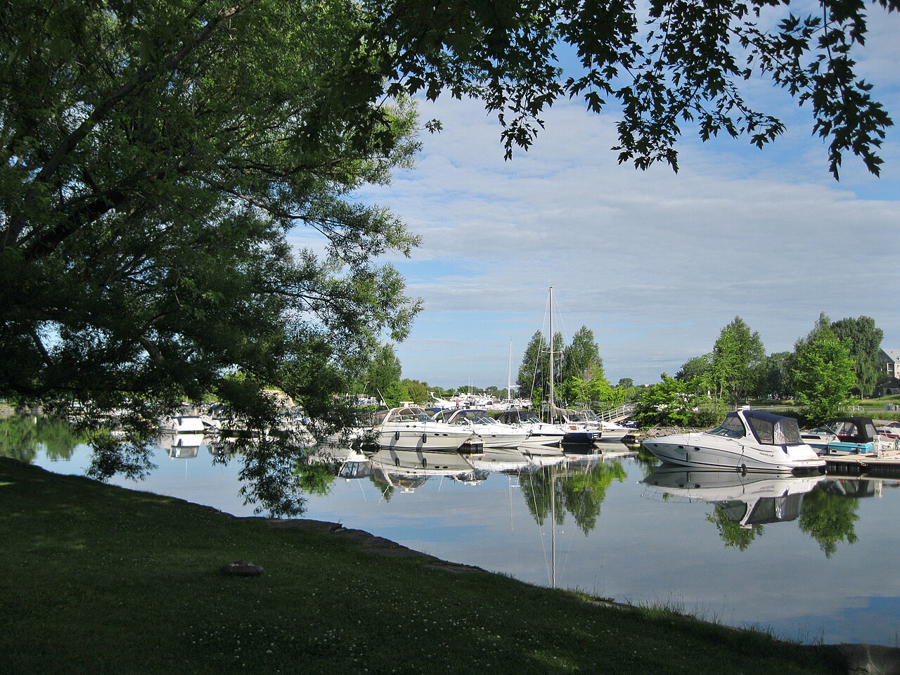 Voiliers sur le lac Saint-Louis, au bord de Lachine
