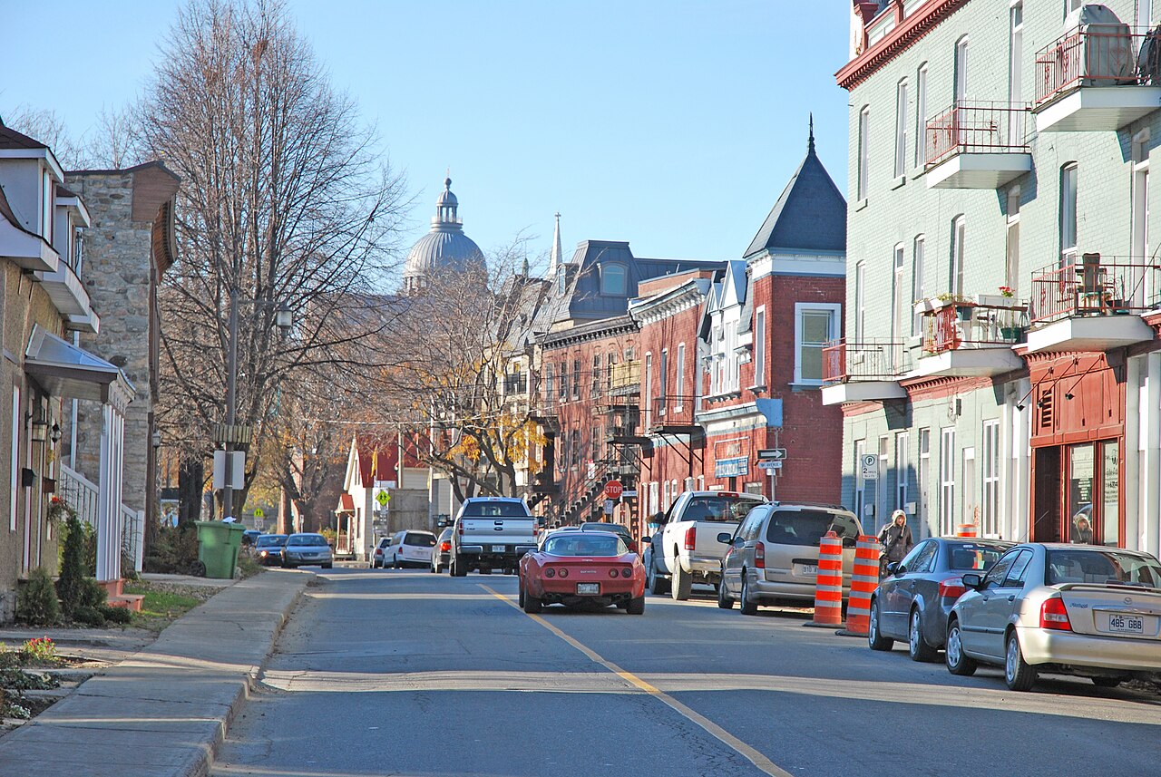 Artère commerciale du Vieux-Lachine, avec le dôme du couvent Sainte-Anne à l'horizon