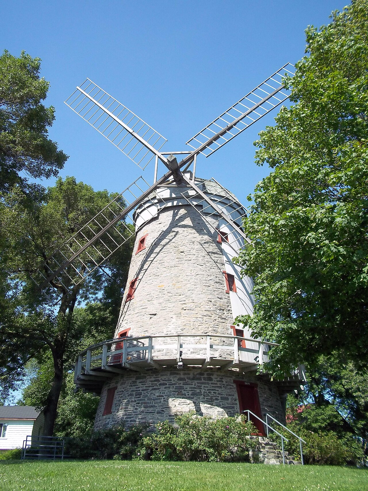 Le moulin Fleming, moulin-tour en pierre construit en 1827, sur le boulevard LaSalle