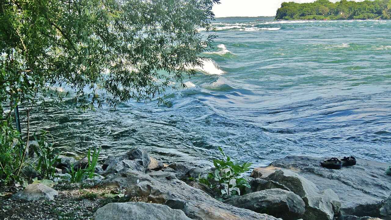 Les rapides de Lachine vus de la berge, au parc des Rapides à LaSalle