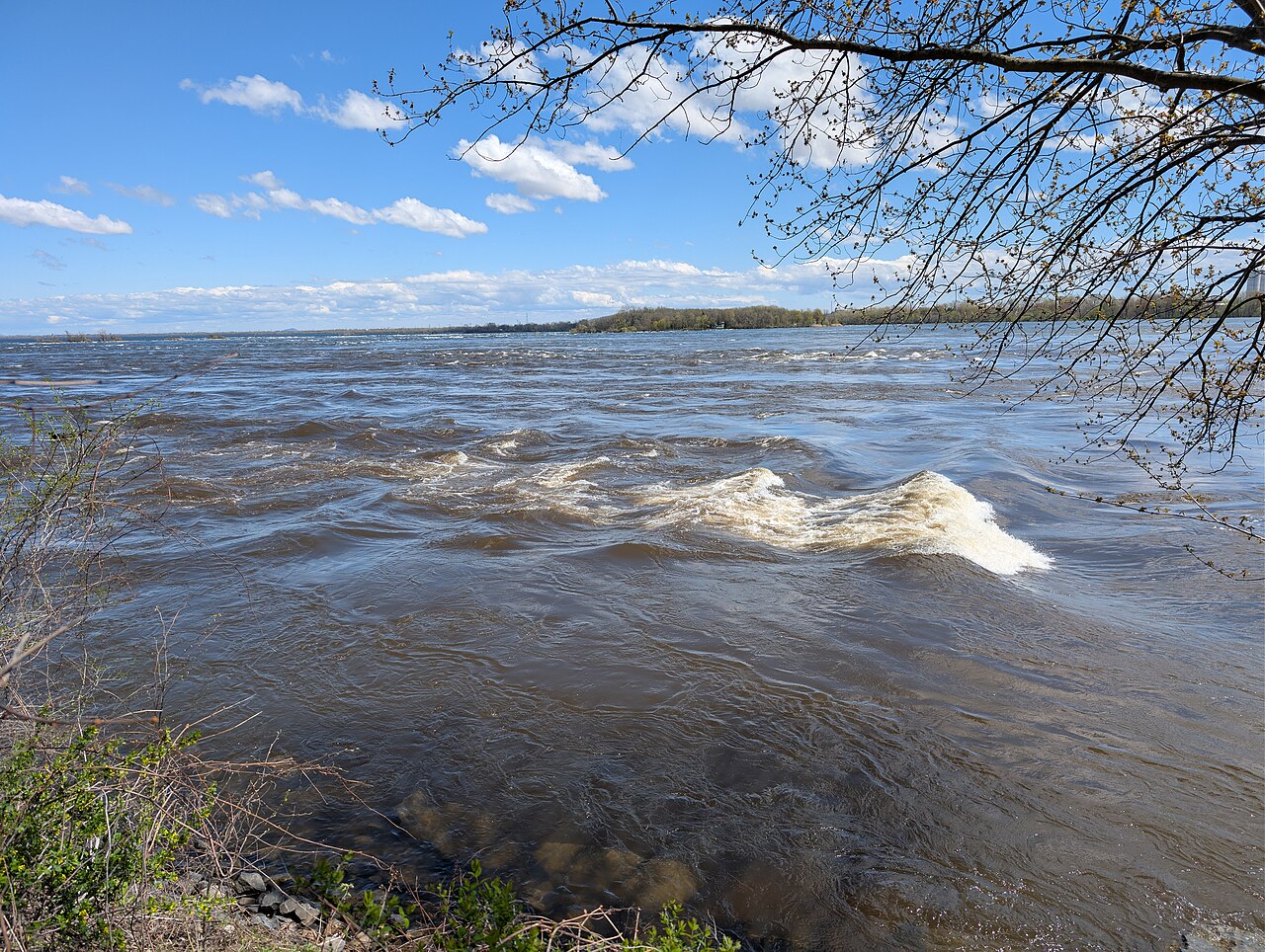 La Vague à Guy, vague de surf de rivière permanente dans les rapides de Lachine, au parc des Rapides