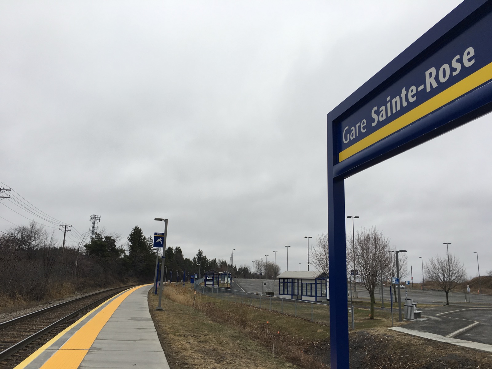 Le quai de la gare Sainte-Rose, sur la ligne exo Saint-Jérôme, à la limite d'Auteuil