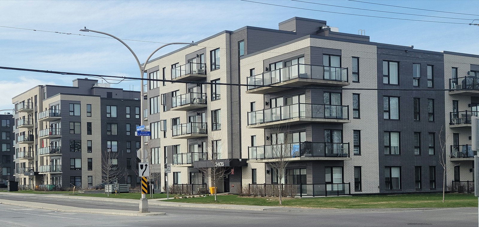 Immeubles résidentiels récents au coin du boulevard René-Laennec et de l'avenue des Lacasse, à Laval