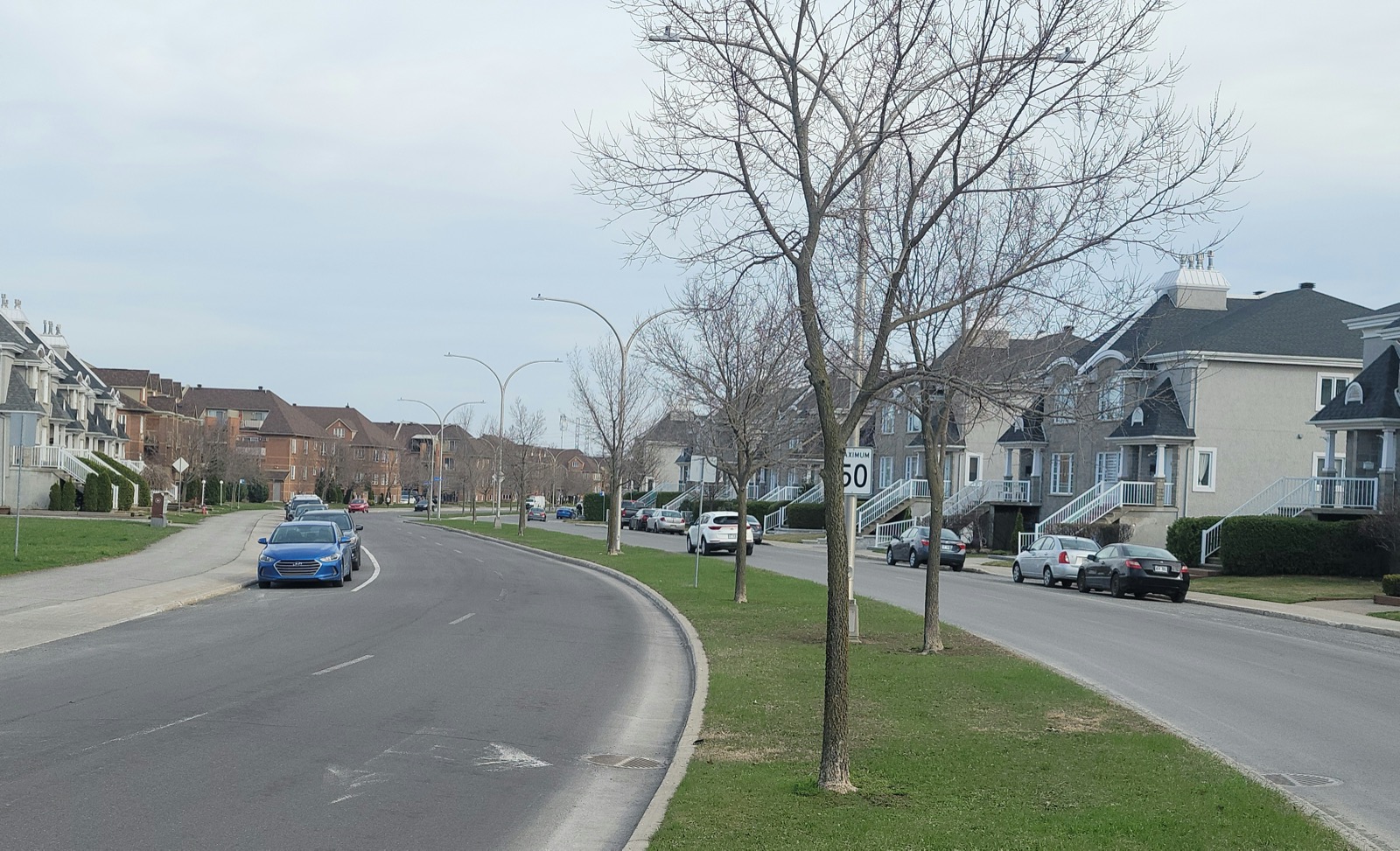 Boulevard résidentiel bordé de maisons en rangée dans le sud d'Auteuil, à Laval