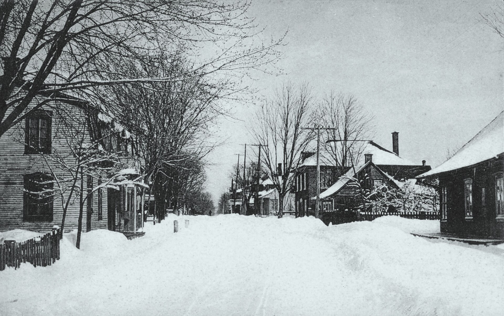 La rue de l'Église du village de Saint-Martin, sur l'île Jésus, vers 1910