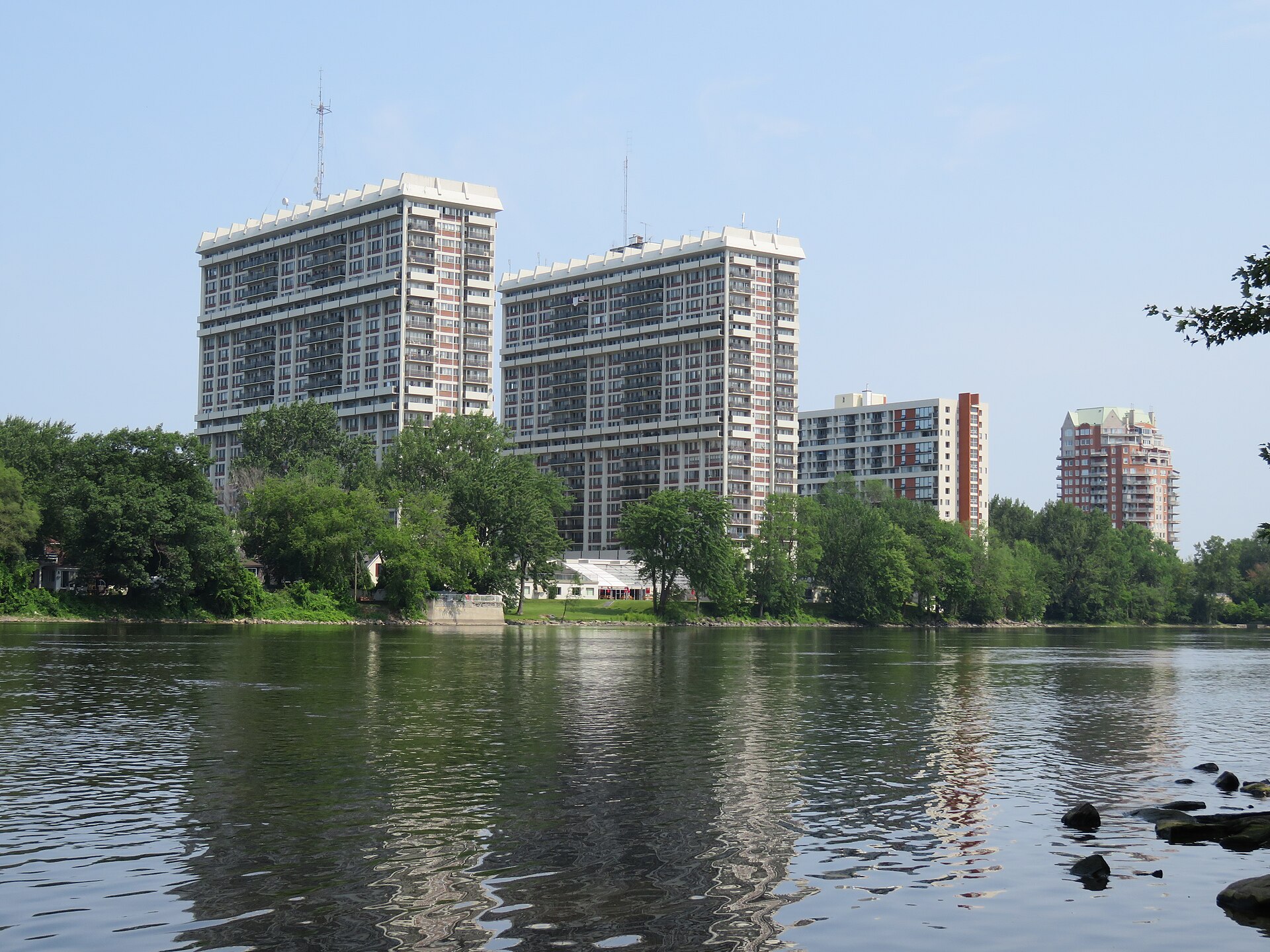 Les tours du Domaine Bellerive et l'immeuble Le Maritime en bordure de la rivière des Prairies, à Chomedey