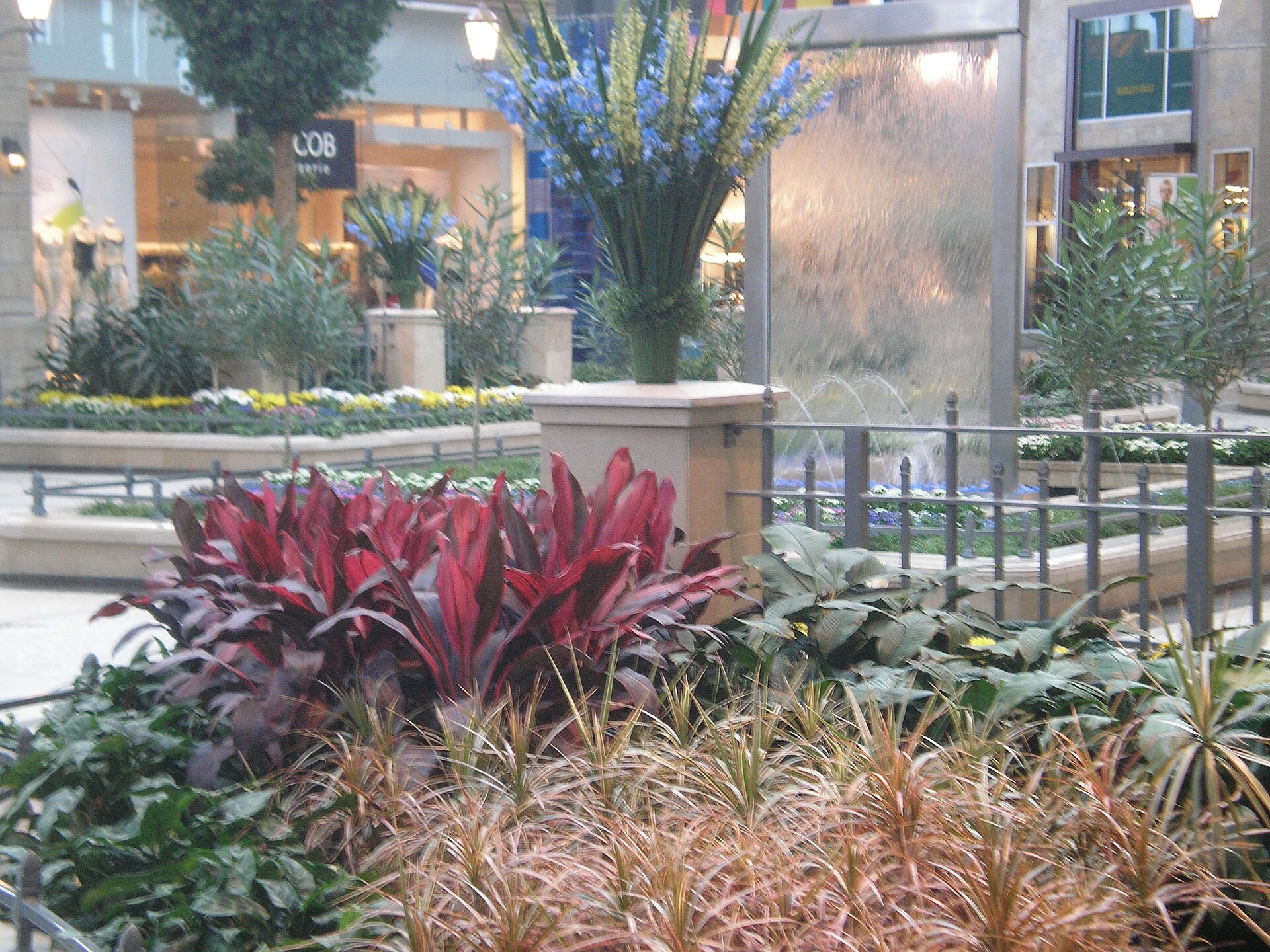 Le jardin intérieur et la fontaine du Carrefour Laval