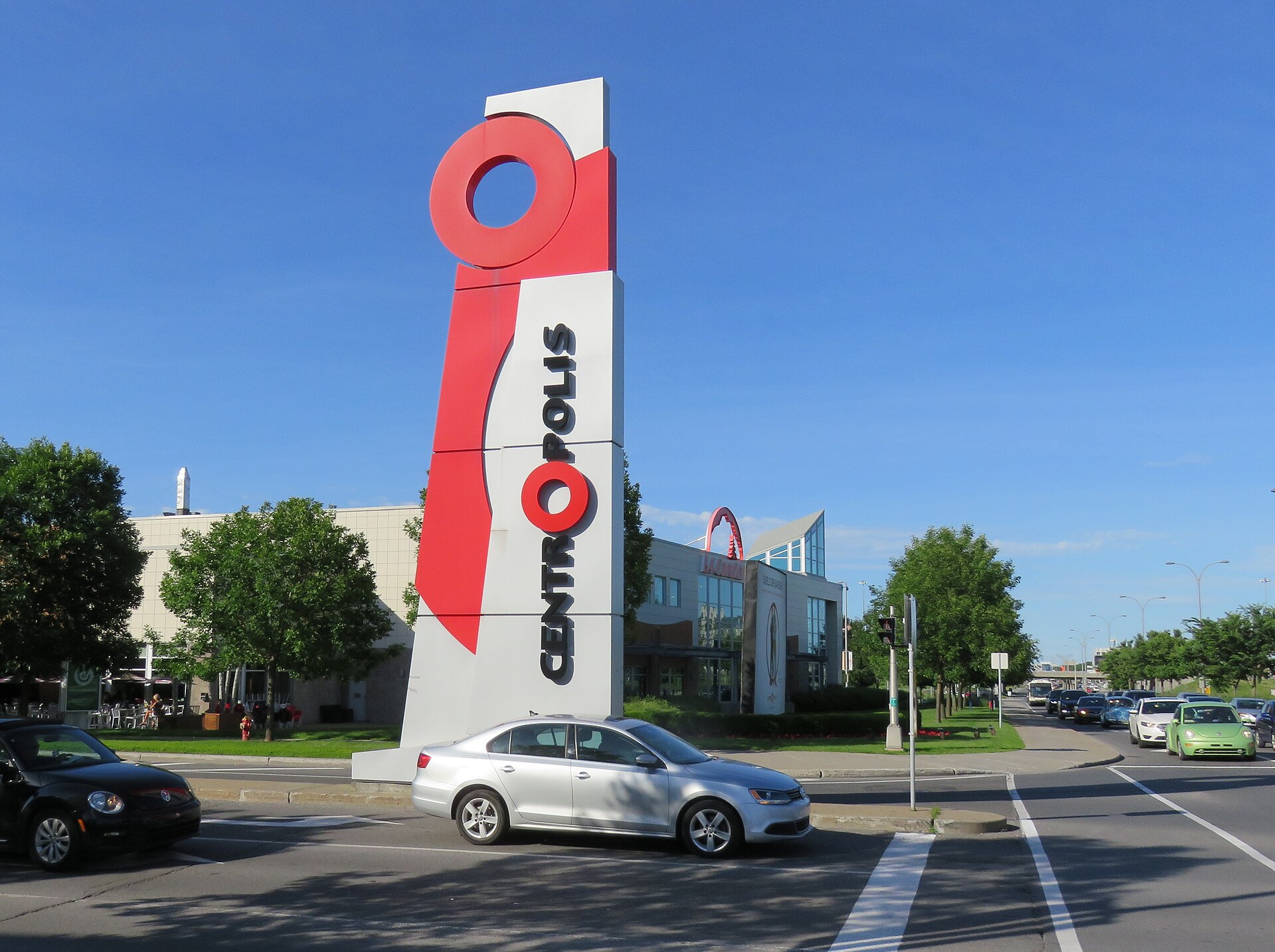 L'enseigne du Centropolis, à l'angle de l'avenue Pierre-Péladeau et du boulevard Saint-Martin Ouest, à Laval
