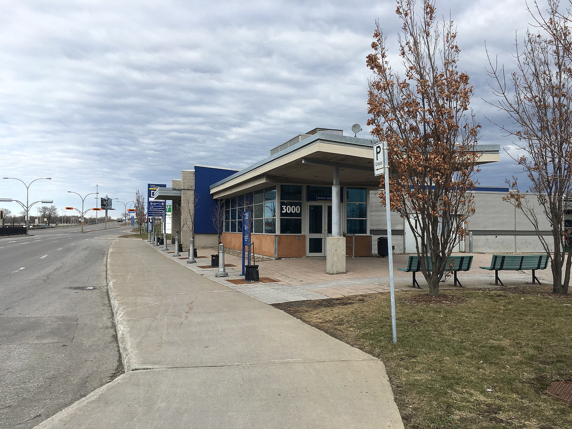 Le bâtiment du terminus Le Carrefour, au 3000 boulevard Le Carrefour à Laval