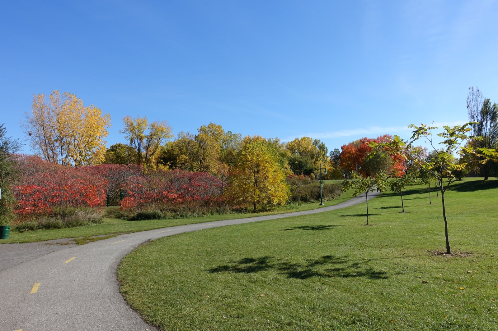 Sentier et couleurs d'automne au parc Bernard-Landry, l'ancien parc des Prairies, à Laval-des-Rapides