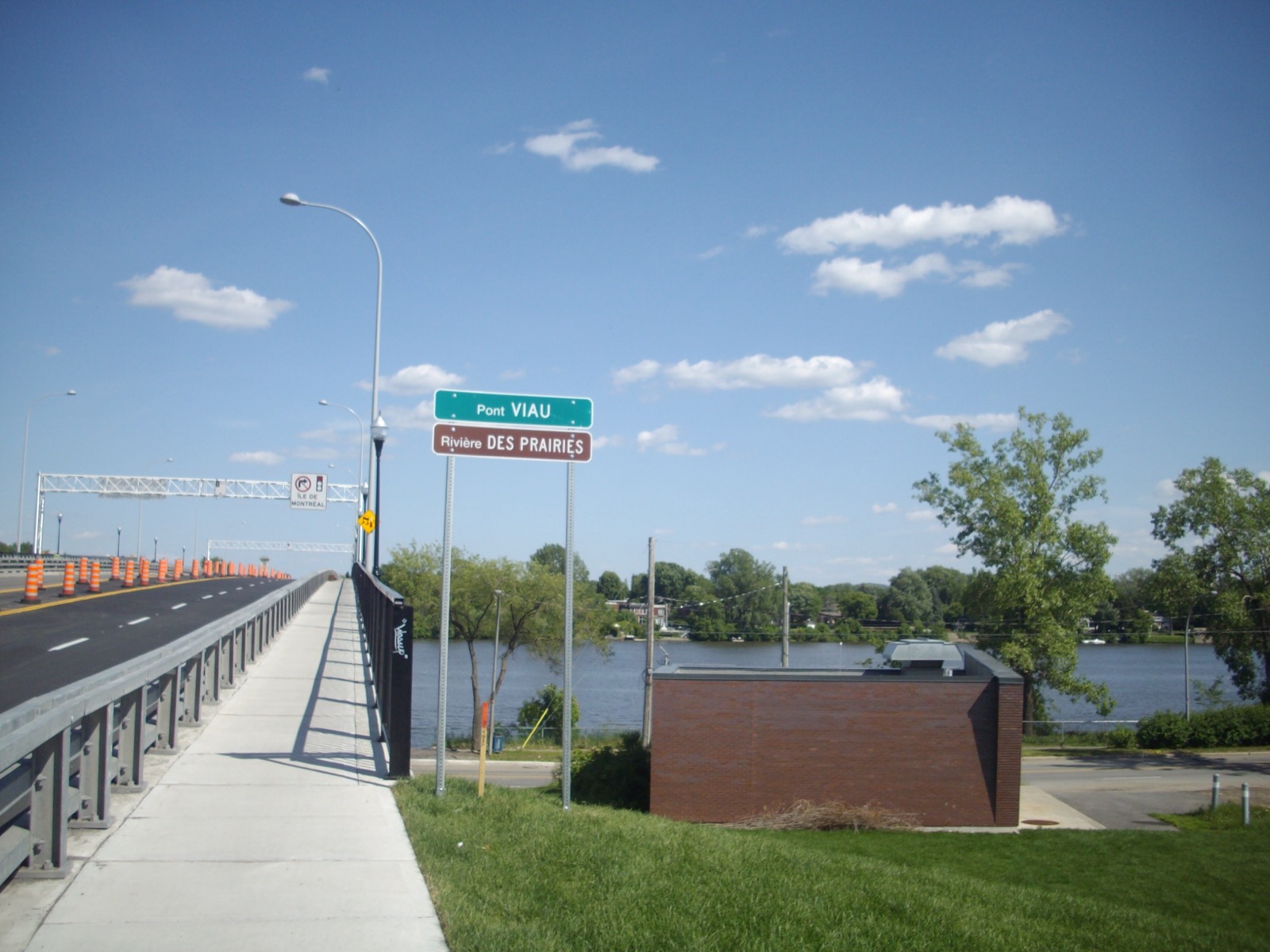 Le pont Viau et son trottoir au-dessus de la rivière des Prairies, côté Laval