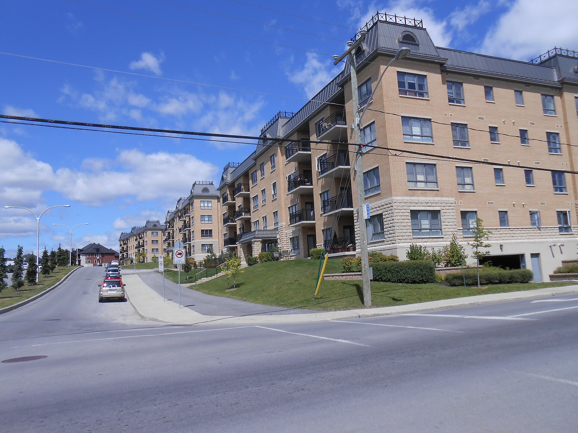 Immeubles résidentiels à l'intersection du boulevard des Cépages et du boulevard Lévesque Est, à Duvernay