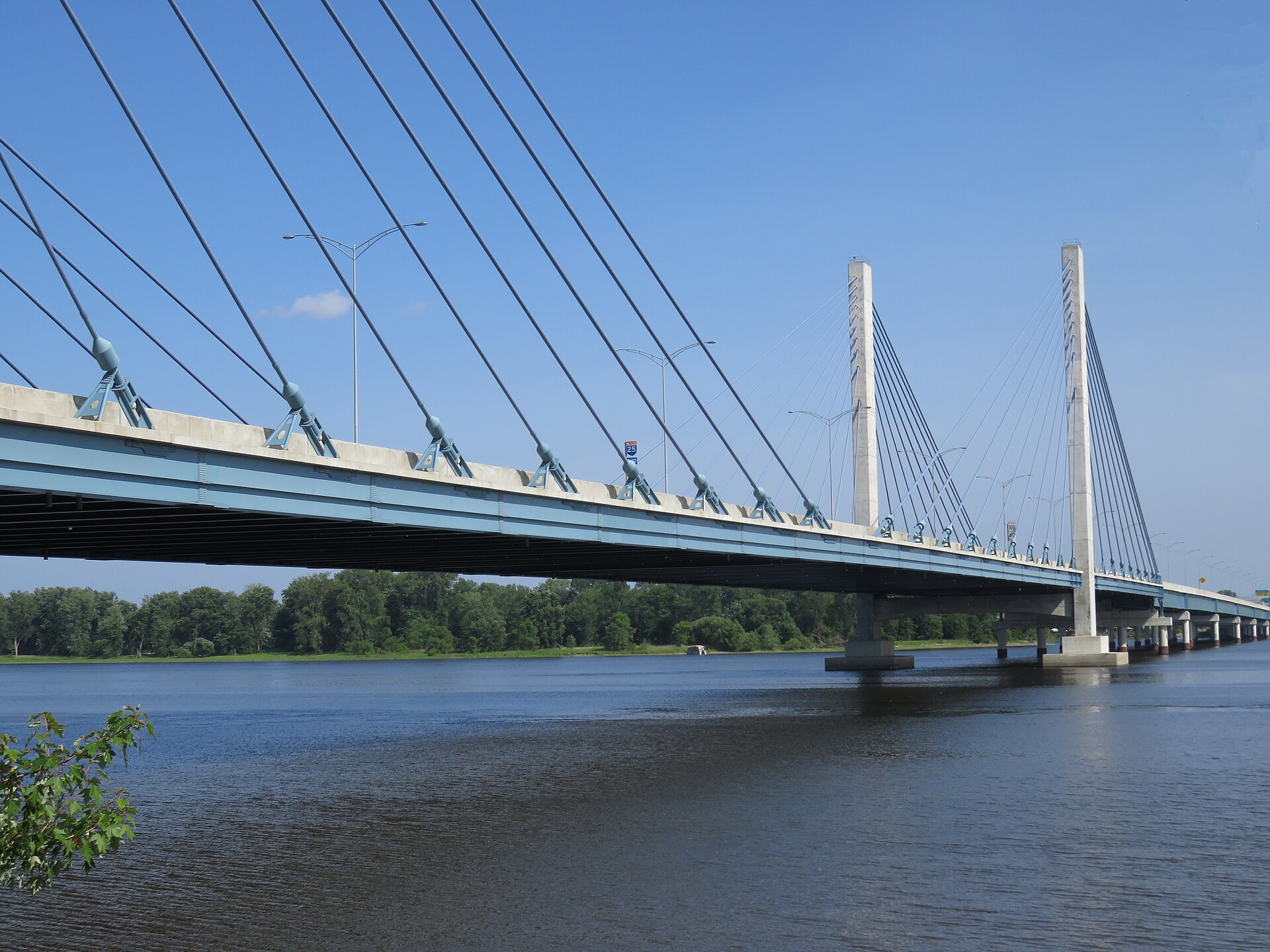 La section haubanée du pont Olivier-Charbonneau, sur l'autoroute 25, vue depuis Laval