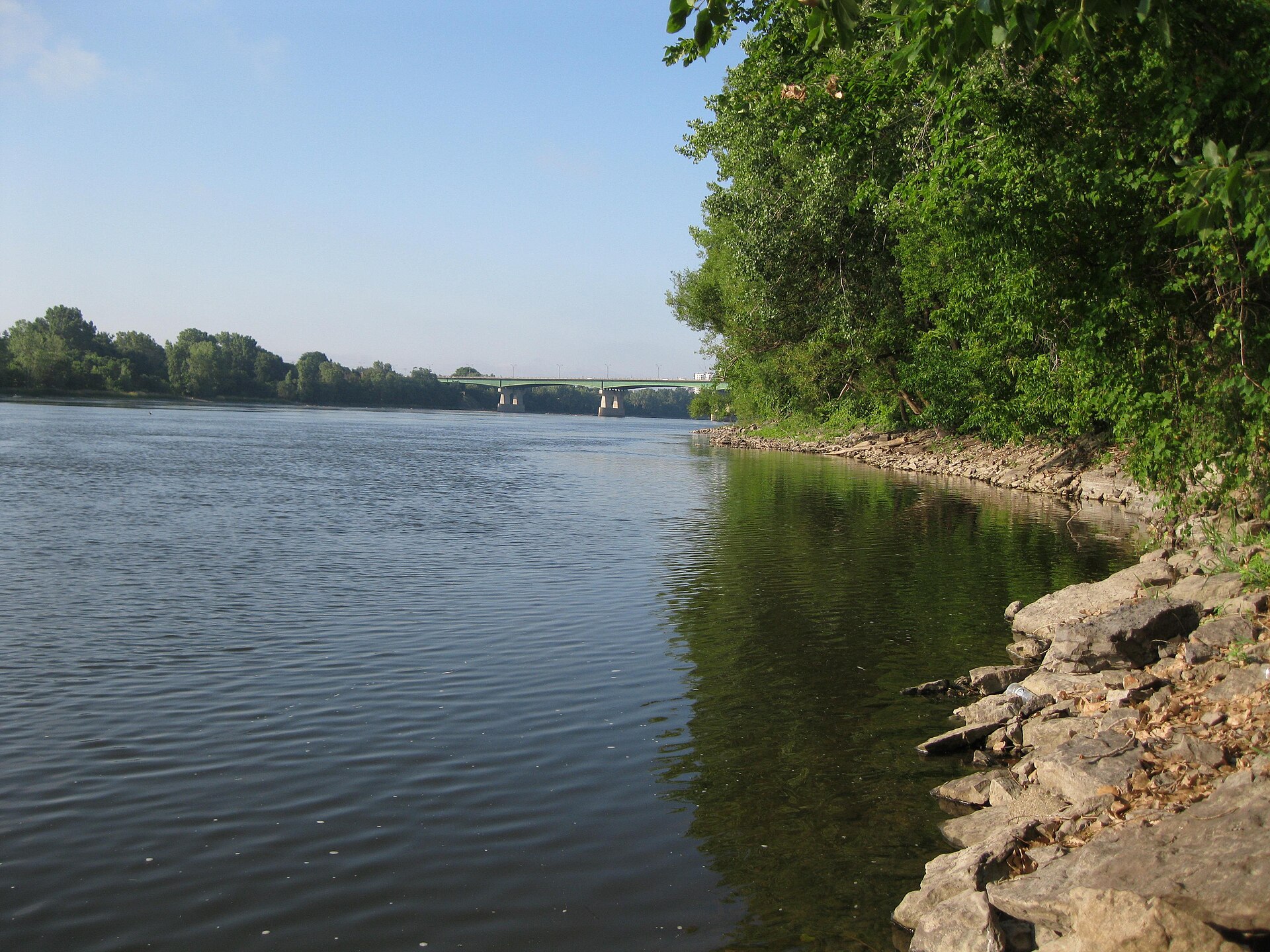 La rivière des Prairies et le pont Pie-IX vus depuis la rive lavalloise