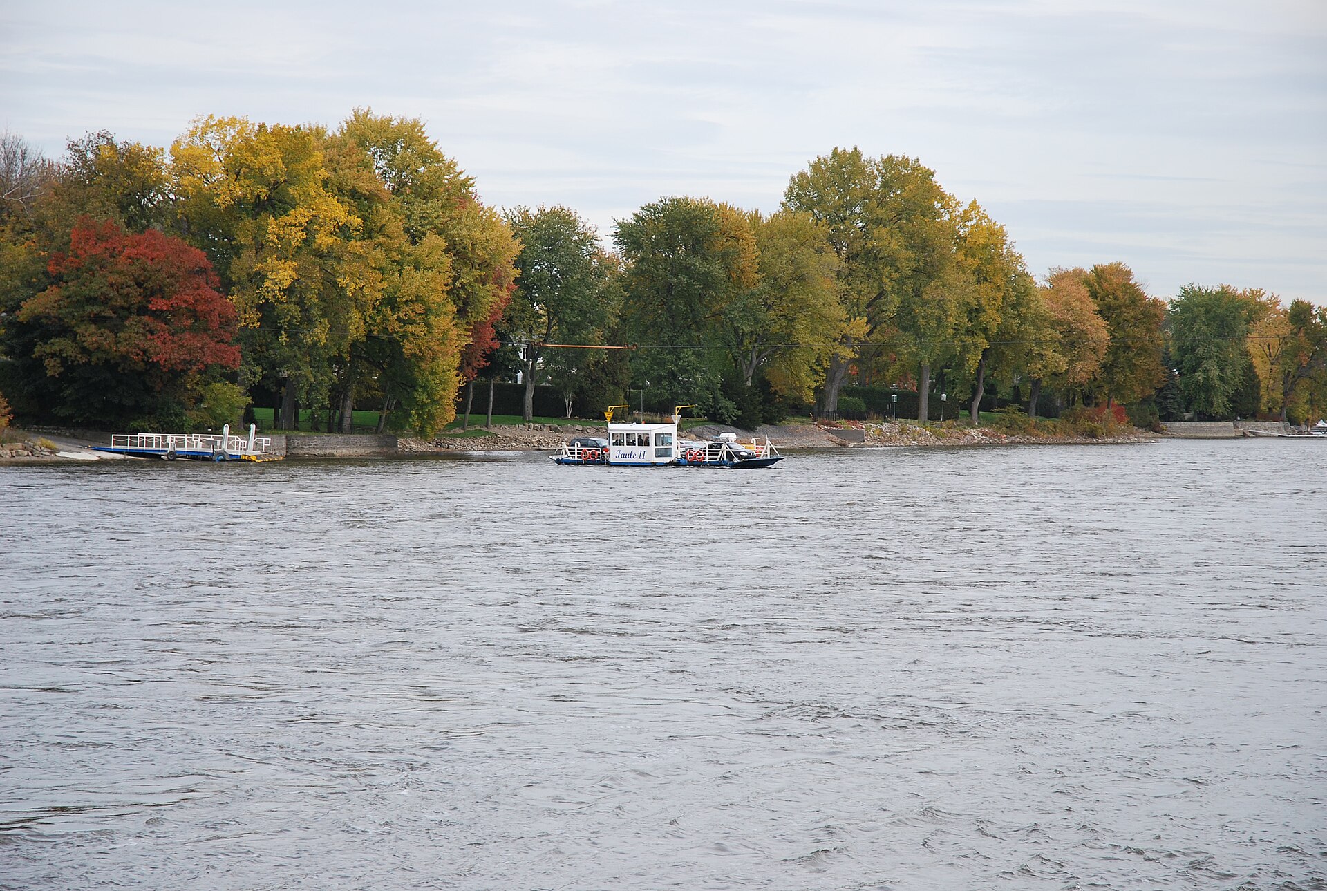 Le bac à câble de la traverse Laval / L'Île-Bizard traversant la rivière des Prairies à l'automne