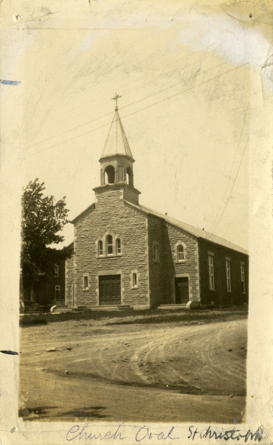 Photo d'archives de la première église de pierre de Saint-Christophe-de-Pont-Viau