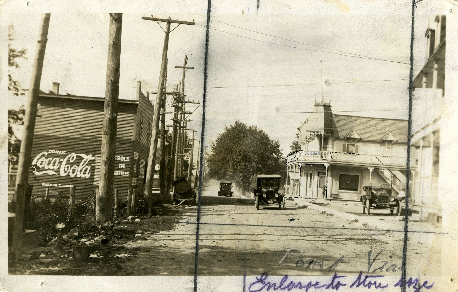 Photo d'archives de la rue principale de Pont-Viau, avec ses automobiles anciennes et un mur peint Coca-Cola