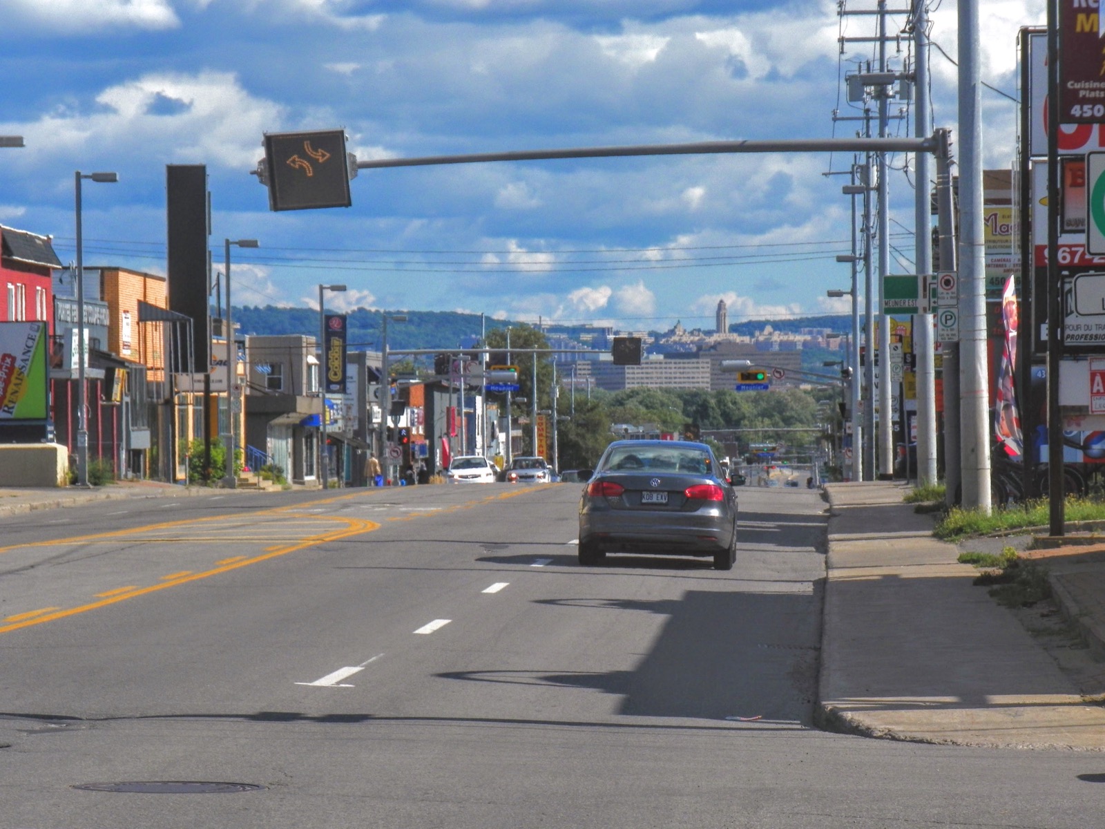 Le boulevard des Laurentides à Pont-Viau, avec le mont Royal et l'oratoire Saint-Joseph à l'horizon