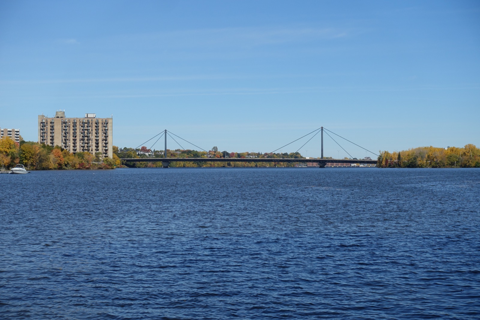 Le pont Papineau-Leblanc et ses haubans, vus de la berge Délia-Tétreault à Pont-Viau