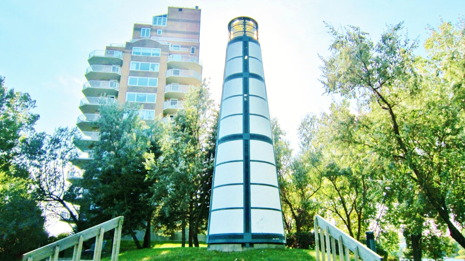 Le phare décoratif de la presqu'île Juge-Desnoyers, à Pont-Viau, devant une tour à condos