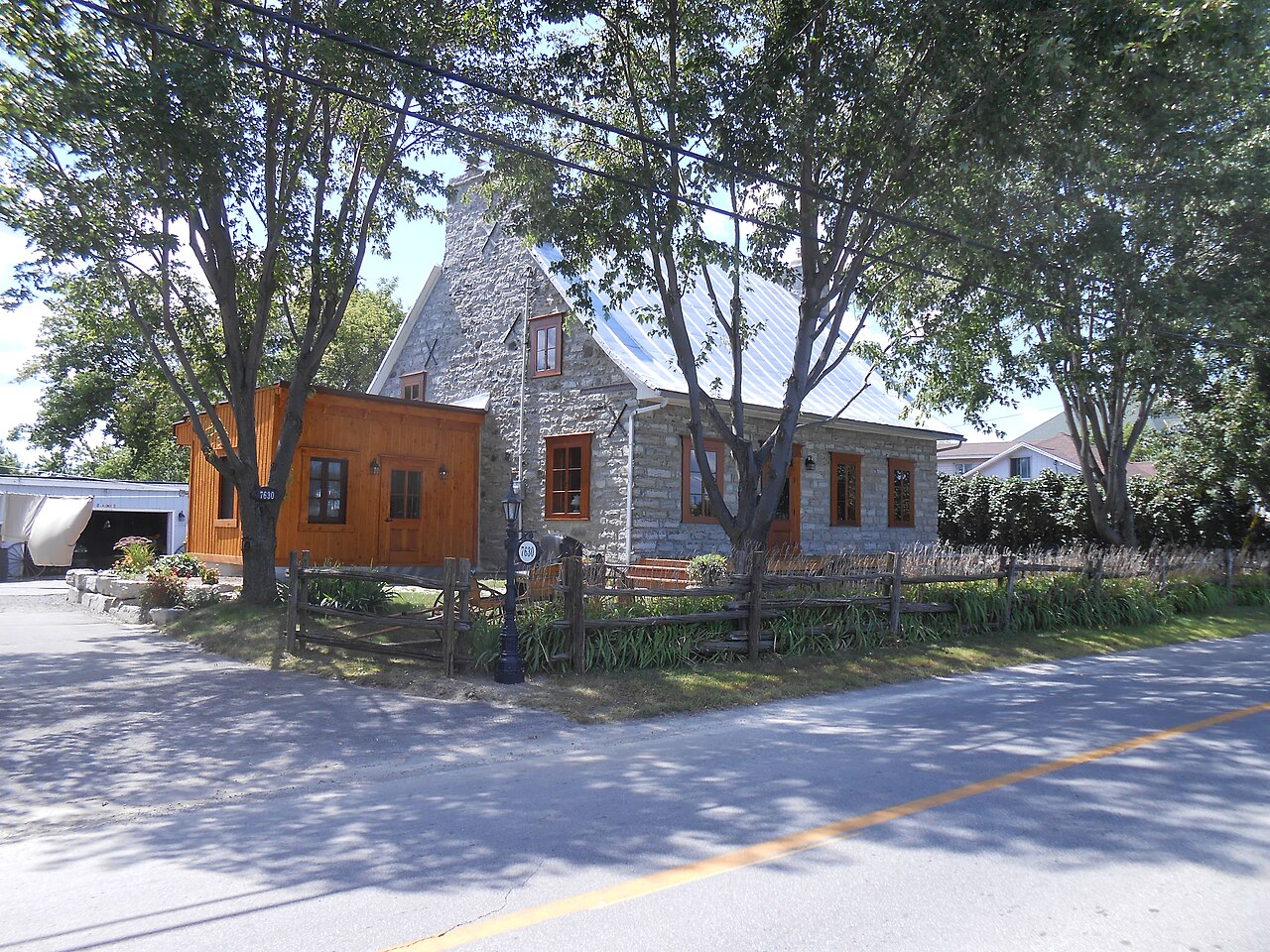 Maison de pierre au 7630, boulevard des Mille-Îles, dans Saint-François à Laval