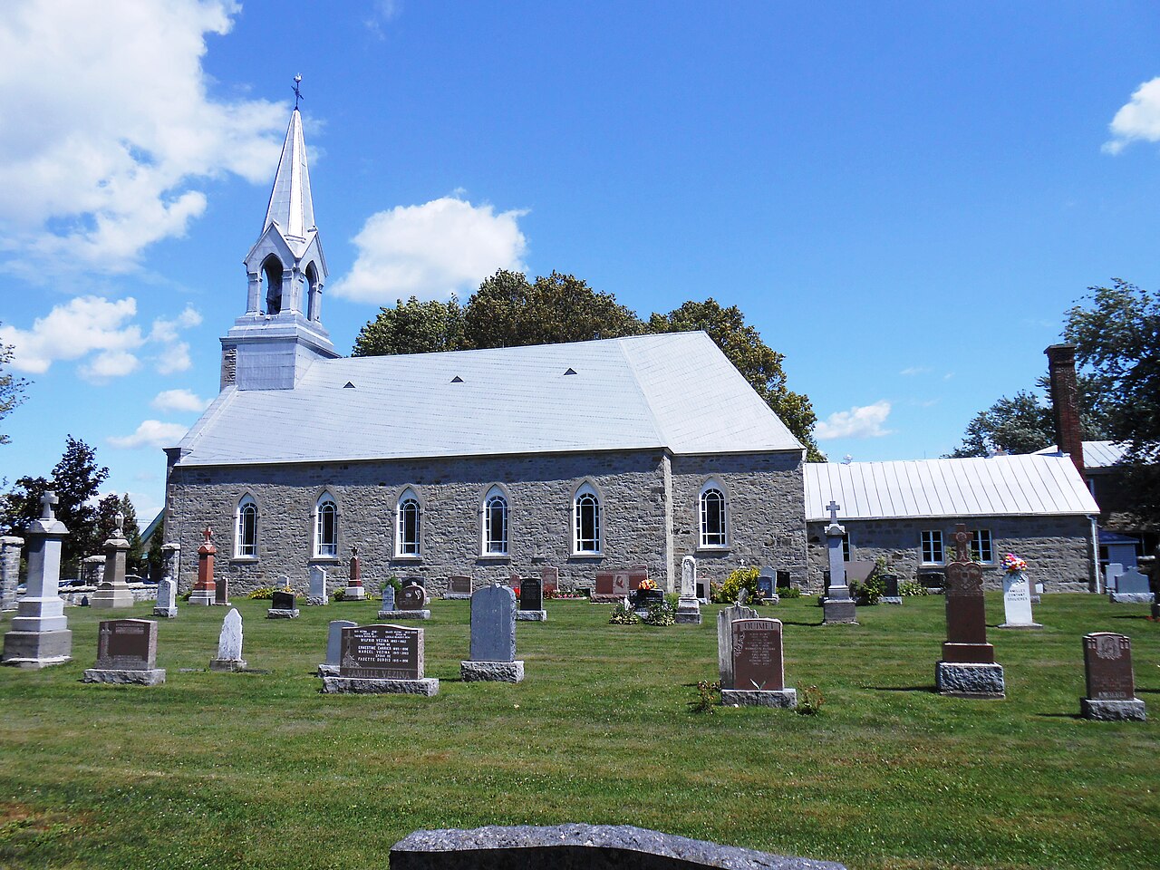 L'église de pierre Saint-François-de-Sales et son cimetière, boulevard des Mille-Îles à Laval