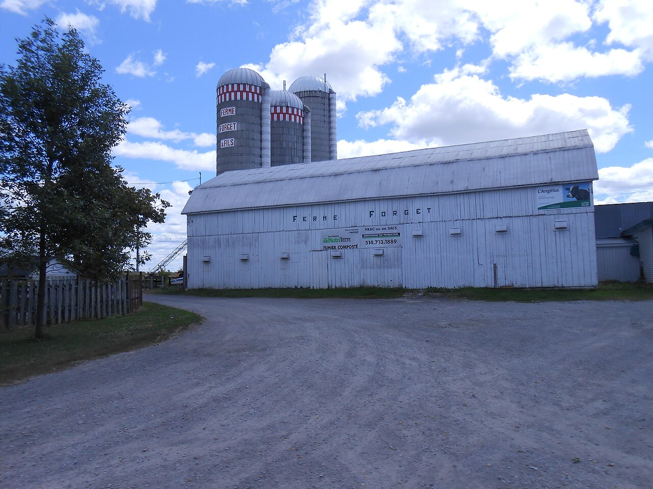 Grange et silos de la ferme Forget, boulevard des Mille-Îles, dans la zone agricole de Saint-François