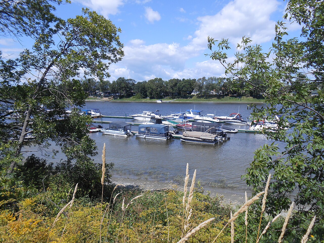 Bateaux amarrés à la marina Bo-Bi-No, sur la rivière des Mille Îles à Laval