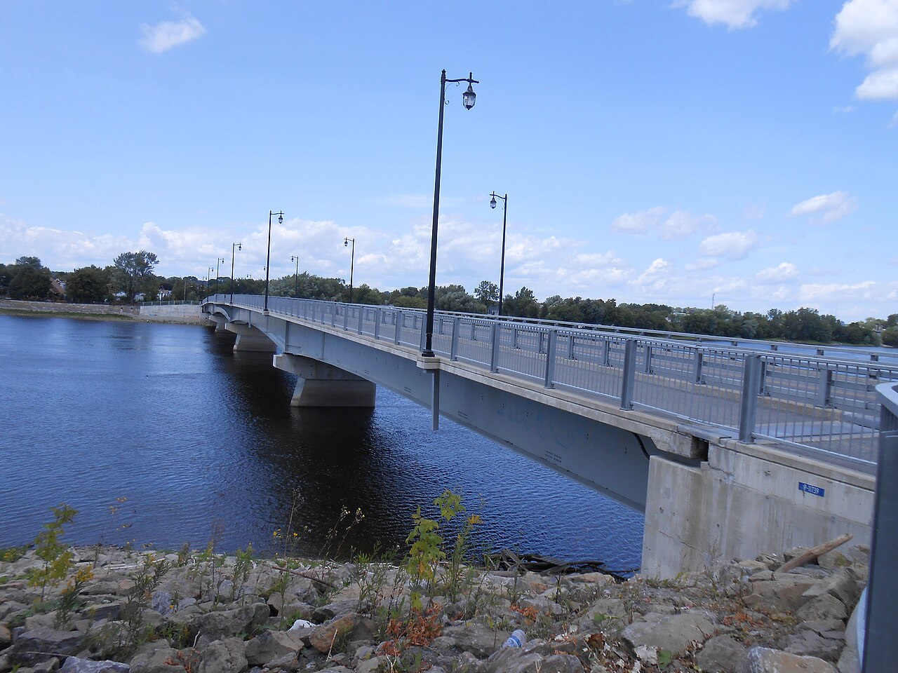 Le pont Sophie-Masson enjambant la rivière des Mille Îles entre Laval et Terrebonne