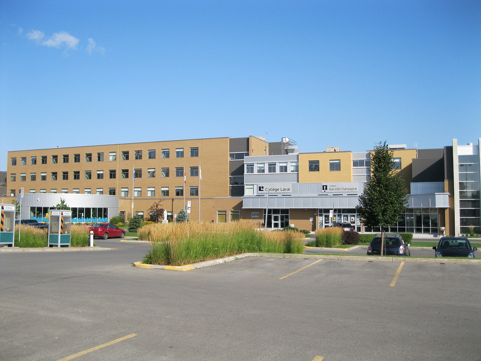 La façade du Collège Laval et l'entrée du théâtre Marcellin-Champagnat, rue Laval