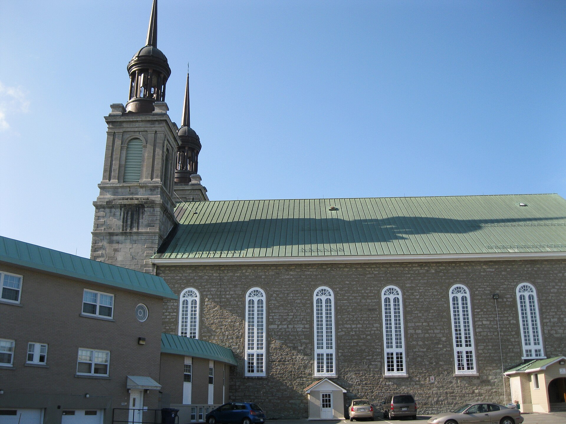 Le mur de pierre et les deux clochers de l'église Saint-Vincent-de-Paul, à Laval